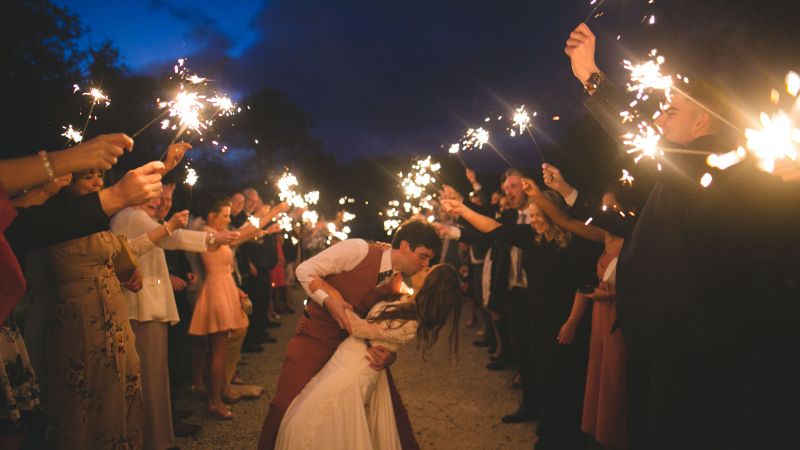 wedding-couple-by-the-sea